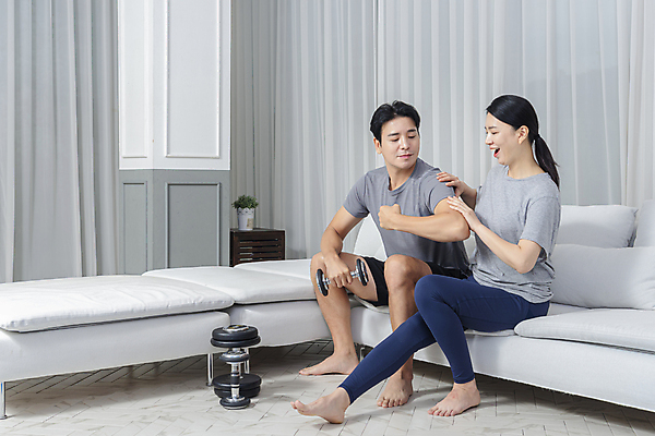 포토 JPG 전신 응시 여자 남자 40대 중년 거실 중년라이프 함께함 미소 들기 앉기 두명 옆모습 소파 아령 만지기 한국인 매트 중년부부 팔근육 자기관리 자랑 중년만 홈트레이닝 집콕 영포티 국내포토 라이프스타일 부부 시선 뷰포인트 컨셉 의자 모션 근육 표정 사람 동양인 성인 운동 신조어 성인만 파일형식 앳홈라이프