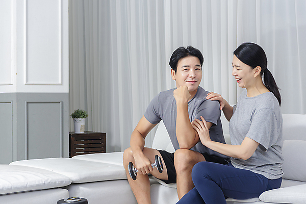 포토 JPG 응시 여자 남자 40대 중년 거실 중년라이프 함께함 미소 들기 앉기 상반신 두명 옆모습 소파 아령 만지기 한국인 매트 중년부부 팔근육 자기관리 자랑 중년만 홈트레이닝 집콕 영포티 국내포토 라이프스타일 부부 시선 뷰포인트 컨셉 의자 모션 근육 표정 사람 동양인 성인 운동 신조어 성인만 파일형식 앳홈라이프