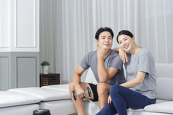 포토 JPG 응시 여자 남자 40대 중년 거실 중년라이프 함께함 미소 들기 앉기 상반신 두명 옆모습 소파 기댐 턱괴기 아령 한국인 매트 중년부부 자기관리 중년만 어깨에손 홈트레이닝 집콕 영포티 국내포토 라이프스타일 부부 시선 뷰포인트 컨셉 의자 모션 표정 사람 동양인 성인 운동 신조어 성인만 파일형식 앳홈라이프
