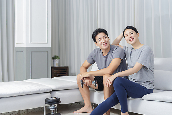 포토 JPG 전신 응시 여자 남자 40대 중년 거실 중년라이프 함께함 미소 들기 앉기 두명 옆모습 소파 기댐 아령 한국인 매트 중년부부 자기관리 중년만 홈트레이닝 집콕 영포티 국내포토 라이프스타일 부부 시선 뷰포인트 컨셉 의자 모션 표정 사람 동양인 성인 운동 신조어 성인만 파일형식 앳홈라이프