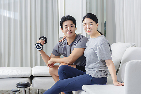 포토 JPG 응시 여자 남자 40대 중년 거실 중년라이프 어깨동무 함께함 미소 들기 앉기 상반신 두명 옆모습 소파 아령 한국인 매트 중년부부 자기관리 중년만 홈트레이닝 집콕 영포티 국내포토 라이프스타일 부부 시선 뷰포인트 포즈 컨셉 의자 모션 표정 사람 동양인 성인 운동 신조어 성인만 파일형식 앳홈라이프