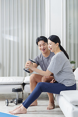 포토 JPG 전신 응시 여자 남자 40대 중년 거실 중년라이프 함께함 미소 들기 앉기 두명 앞모습 옆모습 소파 아령 한국인 매트 웨이트트레이닝 팔운동 중년부부 자기관리 중년만 홈트레이닝 집콕 영포티 국내포토 라이프스타일 부부 시선 뷰포인트 컨셉 의자 모션 표정 사람 동양인 성인 운동 신조어 성인만 파일형식 앳홈라이프