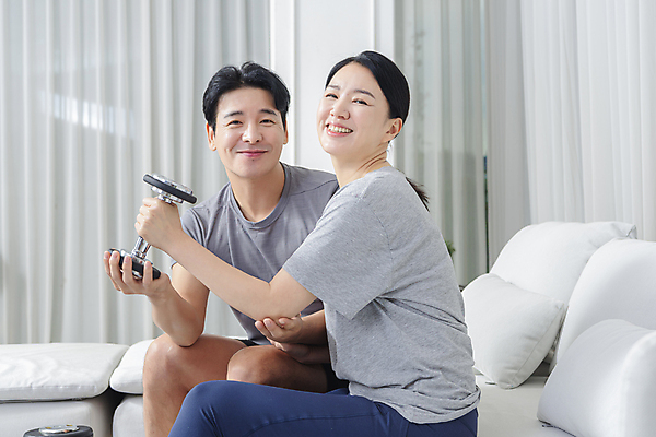 포토 JPG 응시 여자 남자 40대 중년 거실 중년라이프 함께함 미소 들기 앉기 상반신 두명 앞모습 옆모습 소파 아령 한국인 매트 웨이트트레이닝 팔운동 중년부부 자기관리 중년만 홈트레이닝 집콕 영포티 국내포토 라이프스타일 부부 시선 뷰포인트 컨셉 의자 모션 표정 사람 동양인 성인 운동 신조어 성인만 파일형식 앳홈라이프