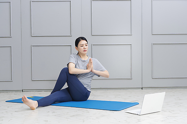 포토 JPG 전신 응시 여자 40대 중년 거실 요가 중년라이프 한명 옆모습 노트북 운동 스트레칭 한국인 매트 비틀기 손맞댄 온라인강의 자기관리 중년여자한명만 홈트레이닝 집콕 홈요가 영포티 국내포토 1 라이프스타일 웰빙 시선 뷰포인트 건강 사람 동양인 성인 전자제품 강의 신조어 여자한명만 중년여자만 파일형식 앳홈라이프 언택트