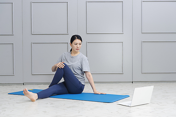 포토 JPG 전신 응시 여자 40대 중년 거실 요가 중년라이프 한명 옆모습 노트북 운동 스트레칭 한국인 매트 다리꼬기 잡기 온라인강의 자기관리 중년여자한명만 홈트레이닝 집콕 홈요가 영포티 국내포토 1 라이프스타일 웰빙 시선 뷰포인트 모션 건강 사람 동양인 성인 전자제품 강의 신조어 여자한명만 중년여자만 파일형식 앳홈라이프 언택트