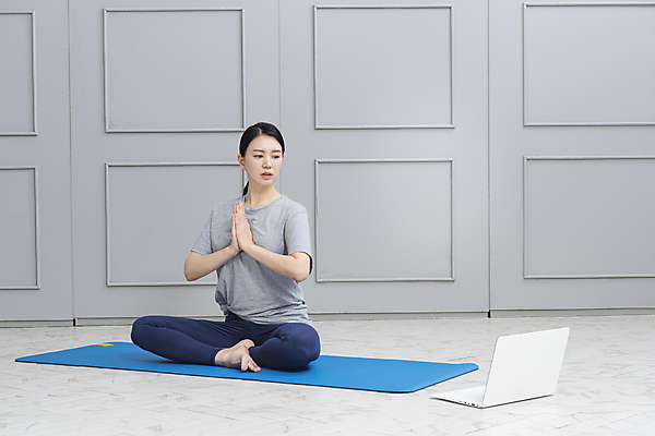 포토 JPG 전신 응시 여자 40대 중년 거실 요가 중년라이프 한명 옆모습 노트북 운동 스트레칭 한국인 매트 가부좌 손모으기 온라인강의 자기관리 중년여자한명만 홈트레이닝 집콕 홈요가 영포티 국내포토 1 라이프스타일 웰빙 시선 뷰포인트 건강 사람 앉기 동양인 손짓 성인 전자제품 강의 신조어 여자한명만 중년여자만 파일형식 앳홈라이프 언택트