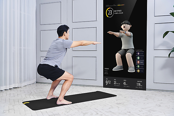 JPG 전신 편집이미지 남자 40대 중년 거실 중년라이프 3D캐릭터 정보기술 두명 뒷모습 운동 스크린 한국인 매트 자기관리 허벅지운동 남자만 스쿼트 홈트레이닝 집콕 영포티 맨몸운동 AI_인공지능 편집실사 캐릭터 라이프스타일 뷰포인트 기술 건강 사람 동양인 성인 CG 신조어 파일형식 운동자세 앳홈라이프