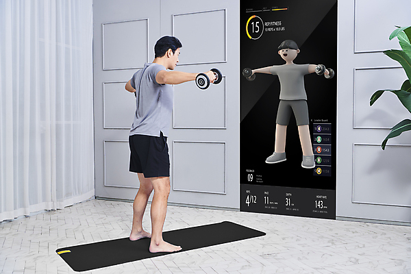 JPG 전신 편집이미지 남자 40대 중년 거실 중년라이프 팔벌리기 3D캐릭터 정보기술 서기 들기 두명 뒷모습 운동 스크린 아령 한국인 매트 웨이트트레이닝 팔운동 자기관리 남자만 홈트레이닝 집콕 영포티 AI_인공지능 편집실사 캐릭터 라이프스타일 뷰포인트 모션 기술 건강 사람 동양인 성인 CG 신조어 파일형식 앳홈라이프