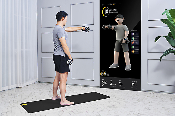 JPG 전신 편집이미지 남자 40대 중년 거실 중년라이프 3D캐릭터 정보기술 서기 들기 두명 옆모습 운동 스크린 아령 한국인 매트 웨이트트레이닝 팔운동 손뻗기 자기관리 남자만 홈트레이닝 집콕 영포티 AI_인공지능 편집실사 캐릭터 라이프스타일 뷰포인트 모션 기술 건강 사람 동양인 성인 CG 신조어 파일형식 앳홈라이프