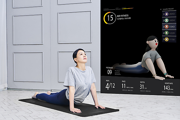 JPG 전신 편집이미지 응시 여자 40대 중년 거실 요가 중년라이프 3D캐릭터 정보기술 두명 옆모습 운동 스크린 스트레칭 한국인 매트 고개들기 자기관리 여자만 업독 홈트레이닝 집콕 홈요가 영포티 AI_인공지능 편집실사 캐릭터 라이프스타일 웰빙 시선 뷰포인트 모션 기술 건강 사람 동양인 성인 요가자세 CG 신조어 파일형식 앳홈라이프