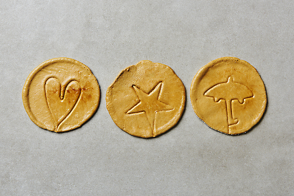 포토 JPG 스튜디오촬영 한국문화 별 우산 회색배경 실내 사람없음 하이앵글 유행 과자 하트 달콤 추억 복고 일렬 군것질 달고나 불량식품 뽑기 국내포토 자연요소 모양 동양문화 뷰포인트 백그라운드 컨셉 디저트 한국 내부 회색 맛 파일형식