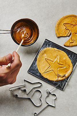 포토 JPG 스튜디오촬영 모양 한국문화 손 회색배경 실내 틀 들기 신체부위 유행 과자 손상 달콤 추억 국자 복고 만들기 군것질 판 나무젓가락 달고나 불량식품 뽑기 섞기 국내포토 동양문화 백그라운드 컨셉 젓가락 모션 주방용품 디저트 한국 사람 내부 회색 맛 파일형식