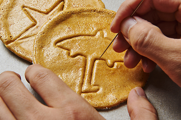 포토 JPG 스튜디오촬영 한국문화 손 별 우산 회색배경 실내 들기 근접촬영 신체부위 유행 과자 잡기 바늘 달콤 추억 복고 군것질 찌르기 달고나 불량식품 뽑기 국내포토 자연요소 동양문화 뷰포인트 백그라운드 컨셉 모션 디저트 한국 사람 내부 회색 도구 맛 파일형식