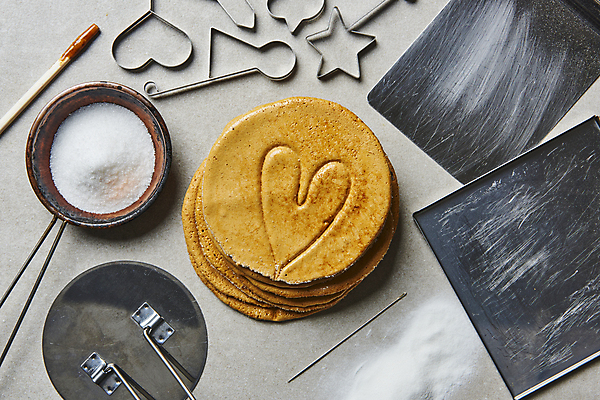 포토 JPG 스튜디오촬영 모양 한국문화 회색배경 실내 틀 사람없음 하이앵글 유행 과자 하트 바늘 달콤 추억 설탕 국자 복고 철판 군것질 나무젓가락 달고나 불량식품 뽑기 소다 호떡누르개 국내포토 동양문화 뷰포인트 백그라운드 컨셉 젓가락 주방용품 디저트 한국 내부 회색 도구 맛 파일형식