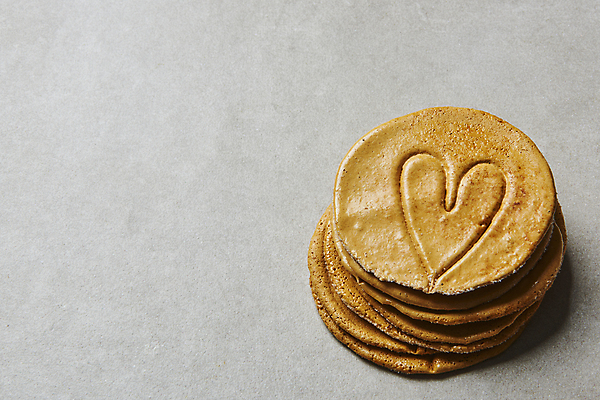 포토 JPG 스튜디오촬영 한국문화 회색배경 실내 사람없음 유행 쌓기 과자 하트 달콤 추억 복고 군것질 달고나 불량식품 뽑기 카피스페이스 국내포토 모양 동양문화 백그라운드 컨셉 모션 디저트 한국 내부 공백 회색 맛 파일형식