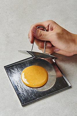 포토 JPG 스튜디오촬영 한국문화 손 회색배경 실내 신체부위 유행 과자 잡기 누름 달콤 추억 복고 만들기 철판 군것질 달고나 불량식품 뽑기 호떡누르개 국내포토 동양문화 백그라운드 컨셉 모션 주방용품 디저트 한국 사람 내부 회색 맛 파일형식