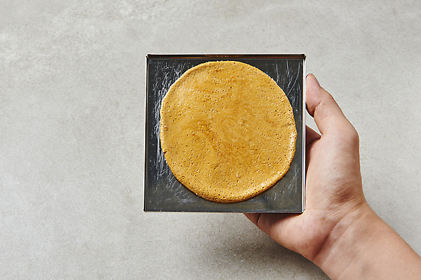 포토 JPG 스튜디오촬영 한국문화 손 회색배경 실내 들기 신체부위 유행 과자 달콤 추억 복고 철판 군것질 달고나 불량식품 뽑기 국내포토 동양문화 백그라운드 컨셉 모션 디저트 한국 사람 내부 회색 맛 파일형식