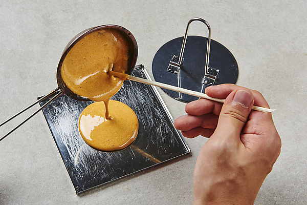 포토 JPG 스튜디오촬영 한국문화 손 회색배경 실내 들기 신체부위 유행 과자 붓기 달콤 추억 국자 복고 만들기 철판 군것질 나무젓가락 달고나 불량식품 뽑기 호떡누르개 국내포토 동양문화 백그라운드 컨셉 젓가락 모션 주방용품 디저트 한국 사람 내부 회색 맛 파일형식