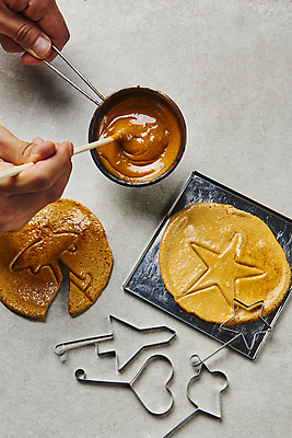 포토 JPG 스튜디오촬영 모양 한국문화 손 별 우산 회색배경 실내 틀 들기 신체부위 유행 과자 손상 달콤 추억 국자 복고 만들기 철판 군것질 나무젓가락 달고나 불량식품 뽑기 섞기 젓기 국내포토 자연요소 동양문화 백그라운드 컨셉 젓가락 모션 주방용품 디저트 한국 사람 내부 회색 맛 파일형식