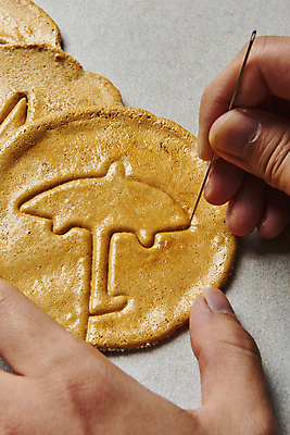 포토 JPG 스튜디오촬영 한국문화 손 우산 회색배경 실내 들기 근접촬영 신체부위 유행 과자 잡기 바늘 달콤 추억 복고 군것질 찌르기 달고나 불량식품 뽑기 국내포토 동양문화 뷰포인트 백그라운드 컨셉 모션 디저트 한국 사람 내부 회색 도구 맛 파일형식