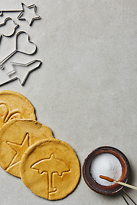 포토 JPG 스튜디오촬영 모양 한국문화 별 우산 회색배경 실내 병아리 틀 사람없음 하이앵글 유행 과자 우주 하트 달콤 추억 설탕 국자 복고 군것질 나무젓가락 달고나 불량식품 뽑기 카피스페이스 국내포토 자연요소 동양문화 뷰포인트 백그라운드 컨셉 젓가락 조류 주방용품 디저트 한국 내부 공백 회색 맛 파일형식