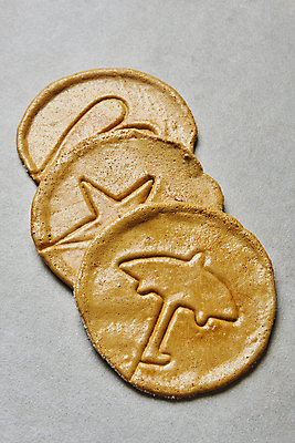 포토 JPG 스튜디오촬영 한국문화 별 우산 회색배경 실내 사람없음 유행 과자 하트 달콤 추억 복고 군것질 달고나 불량식품 뽑기 국내포토 자연요소 모양 동양문화 백그라운드 컨셉 디저트 한국 내부 회색 맛 파일형식