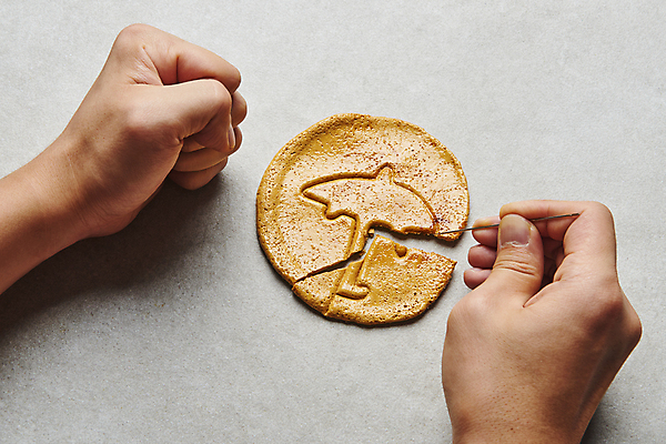 포토 JPG 스튜디오촬영 한국문화 손 우산 회색배경 실내 들기 신체부위 유행 과자 주먹 손상 바늘 좌절 달콤 추억 복고 군것질 달고나 불량식품 뽑기 국내포토 동양문화 감정 백그라운드 컨셉 모션 디저트 한국 사람 내부 회색 도구 맛 파일형식