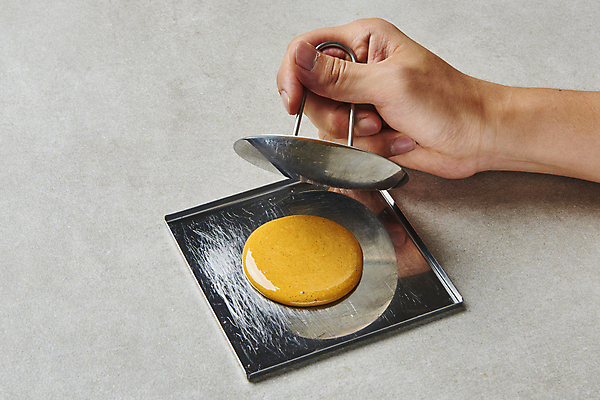 포토 JPG 스튜디오촬영 한국문화 손 회색배경 실내 들기 신체부위 반사 유행 과자 누름 달콤 추억 복고 만들기 철판 군것질 달고나 불량식품 뽑기 호떡누르개 국내포토 동양문화 백그라운드 컨셉 모션 주방용품 디저트 한국 사람 내부 회색 맛 파일형식