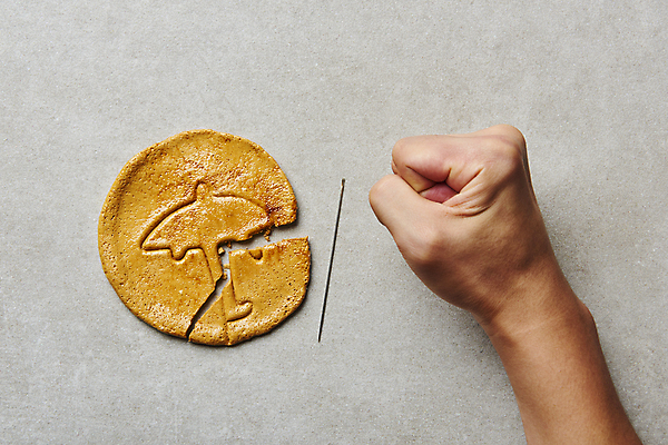 포토 JPG 스튜디오촬영 한국문화 손 우산 회색배경 실내 신체부위 하이앵글 유행 과자 주먹 손상 바늘 좌절 달콤 추억 복고 군것질 달고나 불량식품 뽑기 국내포토 동양문화 감정 뷰포인트 백그라운드 컨셉 모션 디저트 한국 사람 내부 회색 도구 맛 파일형식