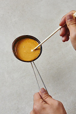 포토 JPG 스튜디오촬영 한국문화 손 회색배경 실내 들기 신체부위 유행 과자 달콤 추억 국자 복고 만들기 군것질 나무젓가락 달고나 불량식품 뽑기 젓기 국내포토 동양문화 백그라운드 컨셉 젓가락 모션 주방용품 디저트 한국 사람 내부 회색 맛 파일형식