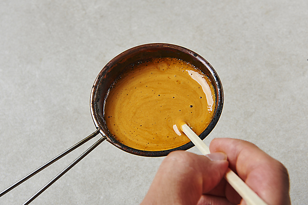 포토 JPG 스튜디오촬영 한국문화 손 회색배경 실내 들기 근접촬영 신체부위 유행 과자 달콤 추억 복고 만들기 군것질 나무젓가락 달고나 불량식품 뽑기 젓기 국내포토 동양문화 뷰포인트 백그라운드 컨셉 젓가락 모션 디저트 한국 사람 내부 회색 맛 파일형식