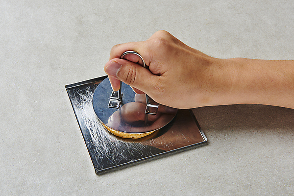 포토 JPG 스튜디오촬영 한국문화 손 회색배경 실내 신체부위 유행 과자 잡기 누름 달콤 추억 복고 만들기 철판 군것질 달고나 불량식품 뽑기 호떡누르개 국내포토 동양문화 백그라운드 컨셉 모션 주방용품 디저트 한국 사람 내부 회색 맛 파일형식