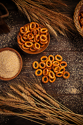 포토 JPG 해외이미지 실내 사람없음 하이앵글 밀 브레첼 나무배경 미니프레즐 해외포토 뷰포인트 백그라운드 디저트 곡류 내부 과자 파일형식 이미지허브