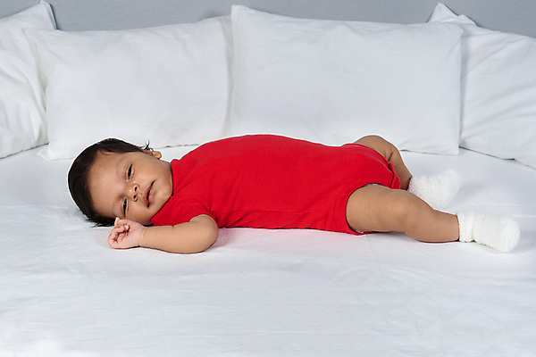 포토 JPG 해외이미지 응시 옷 행복 아들 어린이 휴식 실내 건강 한명 소년 빨간색 뷰티 평화 침묵 침실 흰색 침대 아기 신생아 잠 달콤 작음 피부 부드러움 거짓말 돌봄 천진난만 해외포토 1 시선 남자 감정 컬러 가구 컨셉 가족 모션 사람 내부 신체부위 소리 감각 맛 크기 파일형식 이미지허브
