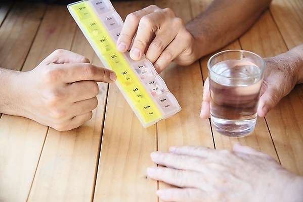 포토 JPG 해외이미지 탁자 건강 병원 사람 사람없음 치료 물 상자 알약 약 고통 의사 흰색 도움 오픈 일주일 약초 질병 컨테이너 플라스틱 약국 준비 처방 조제 보충 돌봄 복용 조언 헬프 해외포토 자연요소 감정 산업 컬러 가구 컨셉 의학 모션 재질 의료진 풀_식물 만들기 파일형식 이미지허브