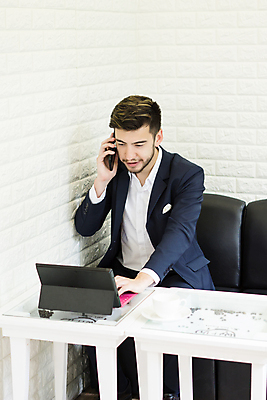 포토 JPG 해외이미지 1 남자 행복 비즈니스 통신 성공 모바일 세포 말하기 대화 한명 사람 성인 노트북 스마트폰 사무실 비즈니스맨 자신감 전화기 경영 해외포토 감정 컨셉 모션 전자제품 핸드폰 스마트기기 직장인 파일형식 이미지허브