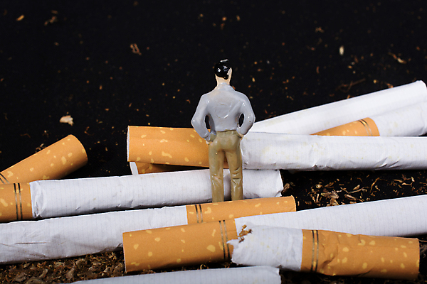 포토 JPG 해외이미지 스튜디오촬영 사람모양 미니어처 금연 담배꽁초 금연데이 해외포토 모양 기념일 캠페인 담배 실내 모형 사회이슈 파일형식 이미지허브