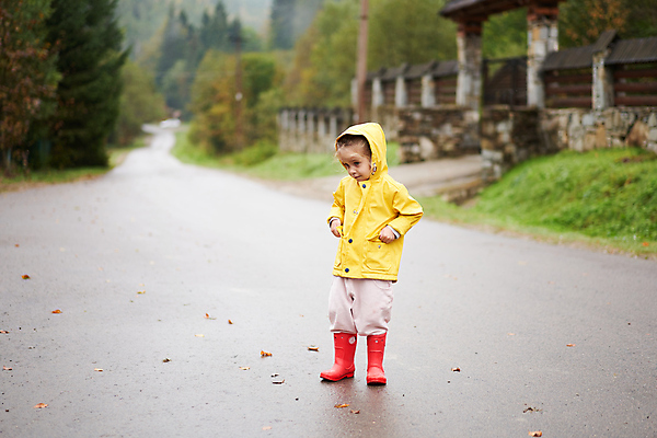포토 JPG 해외이미지 주간 전신 여자 길 어린이 한명 서기 야외 옆모습 비 우비 레인부츠 소녀한명만 해외포토 자연요소 1 옷 뷰포인트 모션 날씨 부츠 사람 여자한명만 소녀만 파일형식 이미지허브