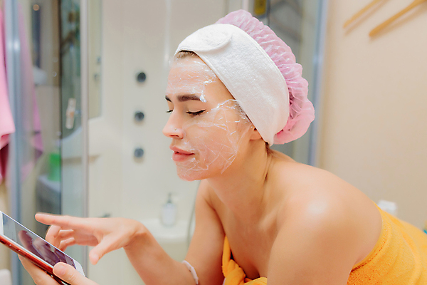 포토 JPG 해외이미지 백인 직업 라이프스타일 여자 행복 얼굴 신체 비즈니스 통신 무선통신 휴식 건강 한명 사람 스마트폰 핸드폰 수건 화장 뷰티 상점 스파 마사지 업무 결합 미용사 읽기 피부 피부관리 스킨케어 순서 돌봄 바디케어 위생관리 해외포토 서양인 1 감정 컨셉 모션 관리 생활 신체부위 전자제품 스마트기기 위생용품 작업 파일형식 이미지허브