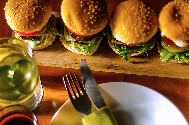 포토 JPG 해외이미지 접시 음료 포크 잔 패스트푸드 실내 사람없음 햄버거 나이프 인스턴트 정크푸드 일렬 나무도마 나무배경 해외포토 식기 음식 백그라운드 도마 내부 목재 칼 파일형식 이미지허브