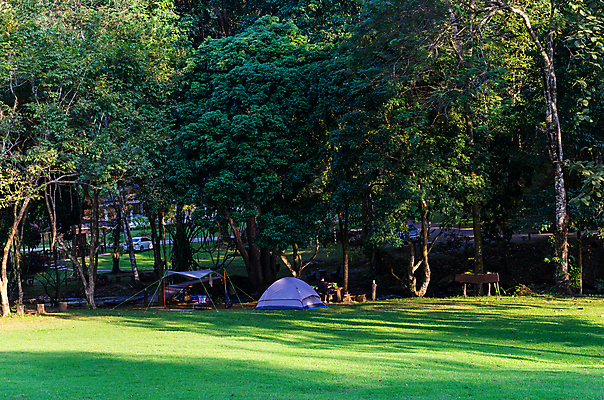 포토 JPG 해외이미지 나무 공원 호수 여행 백그라운드 잎 밭 자연 아침 휴가 휴식 산 텐트 풍경 사람없음 야외 목재 초록색 여름 파란색 빛 햇빛 태양 캠핑 시골 숲 캠핑장 장면 지역 내추럴 해외포토 주간 자연요소 식물 계절 공공시설 컬러 컨셉 농업 재료 레저 캠핑도구 생태계 파일형식 이미지허브