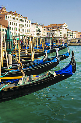포토 JPG 해외이미지 주간 건축양식 풍경 사람없음 야외 건물 물 이탈리아 도시 보트 베네치아 해외포토 자연요소 건축물 건축 유럽 배_교통 파일형식 이미지허브