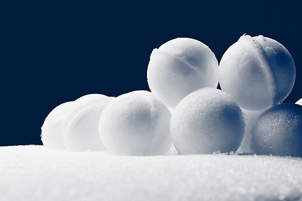 포토 JPG 해외이미지 백그라운드 사람없음 쌓기 오브젝트 파란배경 눈덩이 해외포토 모션 눈_날씨 파란색 파일형식 이미지허브