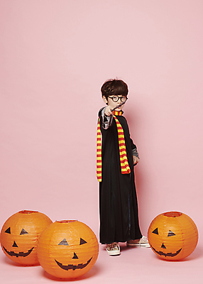 포토 JPG 스튜디오촬영 전신 응시 남자 어린이 포즈 놀이 한명 서기 들기 이벤트 소년 옆모습 분장 축제 목도리 할로윈 한국인 마법사 마법사복장 마법지팡이 잭오랜턴 코스프레 소년한명만 안경낌 분홍색배경 국내포토 1 시선 잡화 안경 뷰포인트 분홍색 백그라운드 모션 실내 사람 동양인 남자한명만 소년만 파일형식