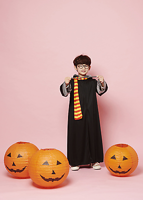 포토 JPG 스튜디오촬영 전신 남자 어린이 놀이 한명 서기 미소 들기 이벤트 소년 앞모습 분장 축제 목도리 할로윈 한국인 마법사 마법사복장 마법지팡이 잭오랜턴 코스프레 소년한명만 안경낌 분홍색배경 국내포토 1 잡화 안경 뷰포인트 분홍색 백그라운드 모션 실내 표정 사람 동양인 남자한명만 소년만 파일형식