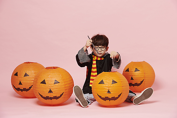 포토 JPG 스튜디오촬영 전신 응시 남자 어린이 놀이 한명 들기 앉기 손짓 이벤트 소년 앞모습 분장 축제 목도리 할로윈 한국인 마법사 가리킴 마법사복장 마법지팡이 잭오랜턴 코스프레 소년한명만 안경낌 분홍색배경 국내포토 1 시선 잡화 안경 뷰포인트 분홍색 백그라운드 모션 실내 사람 동양인 남자한명만 소년만 파일형식