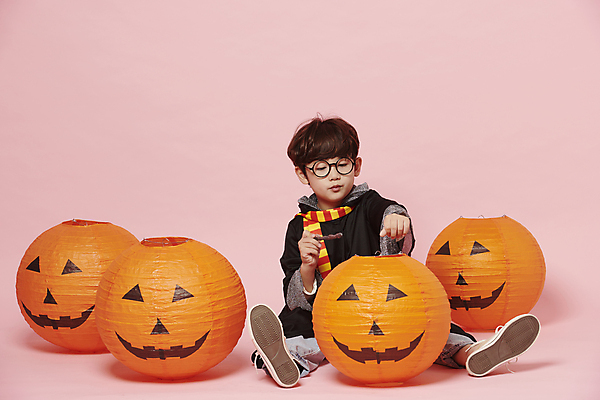 포토 JPG 스튜디오촬영 전신 남자 어린이 놀이 한명 들기 앉기 이벤트 소년 앞모습 분장 축제 목도리 할로윈 한국인 마법사 가리킴 마법사복장 마법지팡이 잭오랜턴 코스프레 소년한명만 안경낌 분홍색배경 국내포토 1 잡화 안경 뷰포인트 분홍색 백그라운드 모션 실내 사람 동양인 손짓 남자한명만 소년만 파일형식