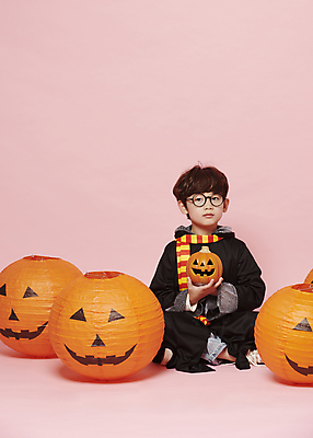 포토 JPG 스튜디오촬영 전신 남자 어린이 놀이 한명 들기 앉기 이벤트 소년 앞모습 분장 축제 목도리 할로윈 한국인 마법사 마법사복장 잭오랜턴 코스프레 소년한명만 안경낌 분홍색배경 국내포토 1 잡화 안경 뷰포인트 분홍색 백그라운드 모션 실내 사람 동양인 남자한명만 소년만 파일형식