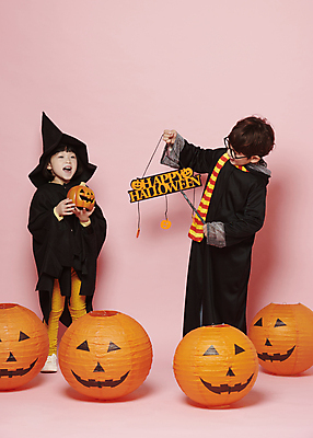 포토 JPG 스튜디오촬영 전신 배너 응시 여자 남자 어린이 놀이 들기 소녀 이벤트 소년 두명 앞모습 장식 분장 축제 할로윈 한국인 마법사 가리킴 즐거움 마법사모자 마법사복장 마법지팡이 잭오랜턴 코스프레 어린이만 안경낌 분홍색배경 국내포토 모자_잡화 시선 감정 안경 뷰포인트 분홍색 백그라운드 모션 실내 사람 동양인 손짓 파일형식