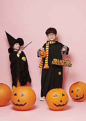 포토 JPG 스튜디오촬영 전신 배너 여자 남자 어린이 장난 놀이 서기 미소 들기 소녀 이벤트 소년 두명 앞모습 옆모습 장식 분장 축제 목도리 할로윈 한국인 마법사 가리킴 마법사모자 마법사복장 잭오랜턴 코스프레 어린이만 분홍색배경 국내포토 모자_잡화 잡화 뷰포인트 분홍색 백그라운드 모션 실내 표정 사람 동양인 손짓 파일형식